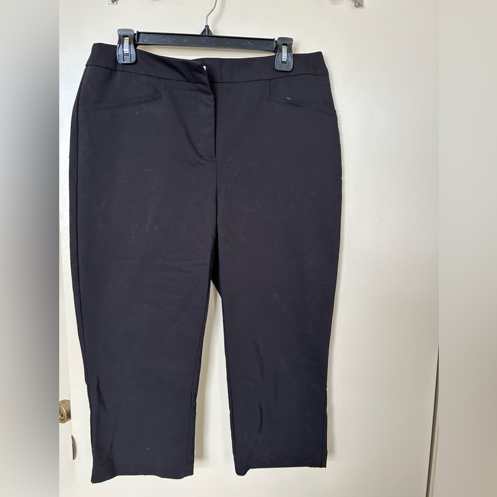 Chico’s “Fabulously Slimming” Black Cropped
Pants- Size 1 (8)